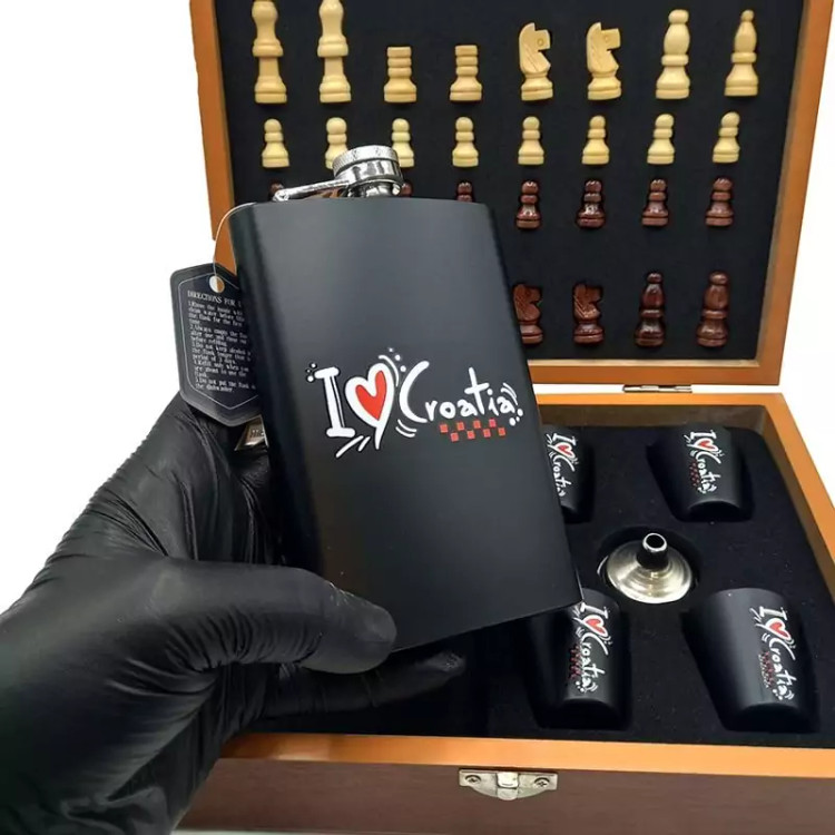 ست قمقمه جیبی و جعبه چوبی شطرنج 4شات طرح I love کد a560554