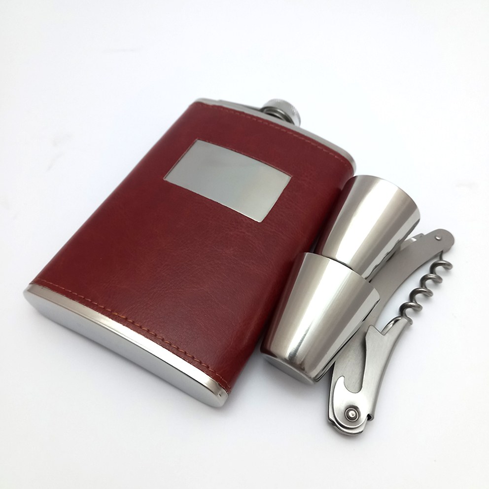 ست کادویی بطری جیبی وجعبه شطرنج - طرح چرم رنگ قهوه ای کد502(پس کرایه )