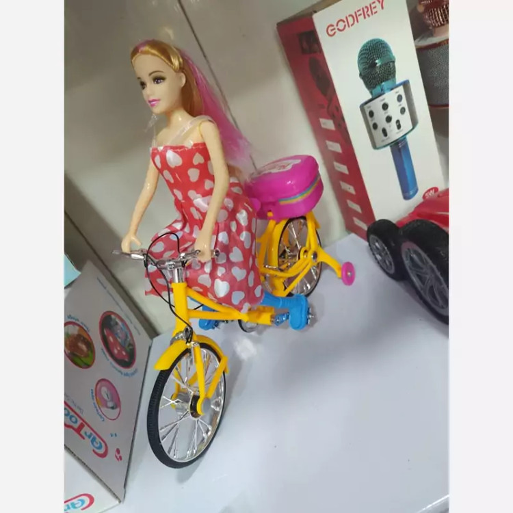 دختر دوچرخه سوار باطری خور حرکتی بسیار خوشگل