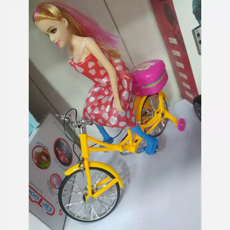 دختر دوچرخه سوار باطری خور حرکتی بسیار خوشگل