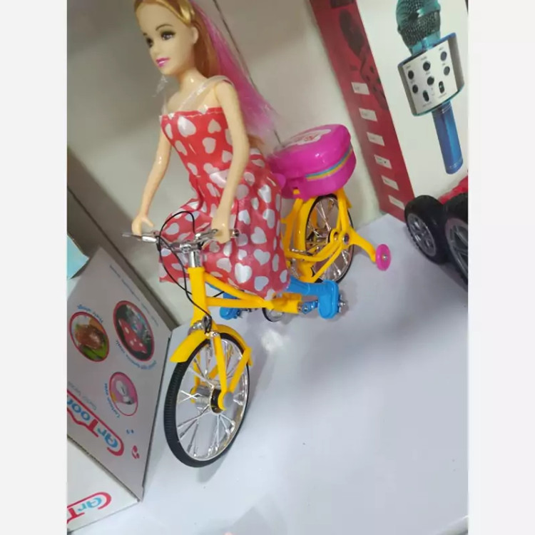 دختر دوچرخه سوار باطری خور حرکتی بسیار خوشگل