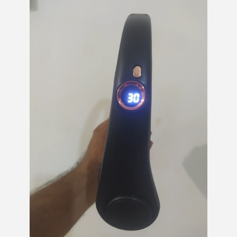 پنکه گردنی GODFREY دارای نمایشگر درجه باد و میزان شارژ و قابلیت انعطاف پذیری