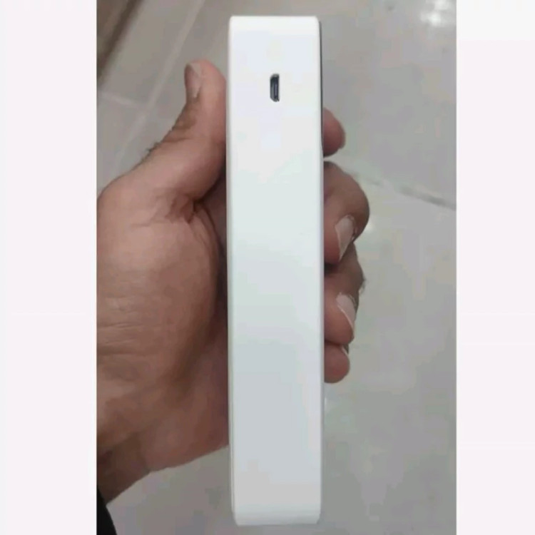 پاور بانک 20000 بیوا دارای سه پورت فست دارای صفحه نمایش ( خرید عمده پاور بانک گناوه مارکت )1