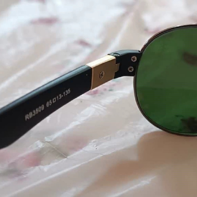 عینک آفتابی اصل ایتالیایی rayban با مارک و حکاکی فراری روی شیشه RB و فراری اصل تحت لیسانس درجه یک uv بسیار بالا