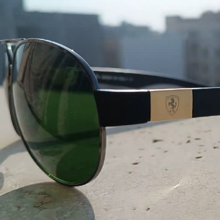 عینک آفتابی اصل ایتالیایی rayban با مارک و حکاکی فراری روی شیشه RB و فراری اصل تحت لیسانس درجه یک uv بسیار بالا