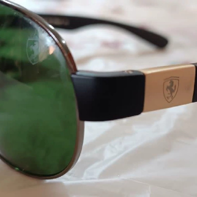 عینک آفتابی اصل ایتالیایی rayban با مارک و حکاکی فراری روی شیشه RB و فراری اصل تحت لیسانس درجه یک uv بسیار بالا