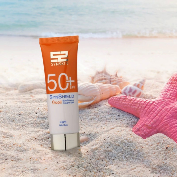 کرم ضد آفتاب رنگی ساین اسکین، SPF 50، مدل Syn Shield، مناسب پوستهای آکنهدار و چرب با حجم 50 میلیلیتر، ضد آب، مرطوبک