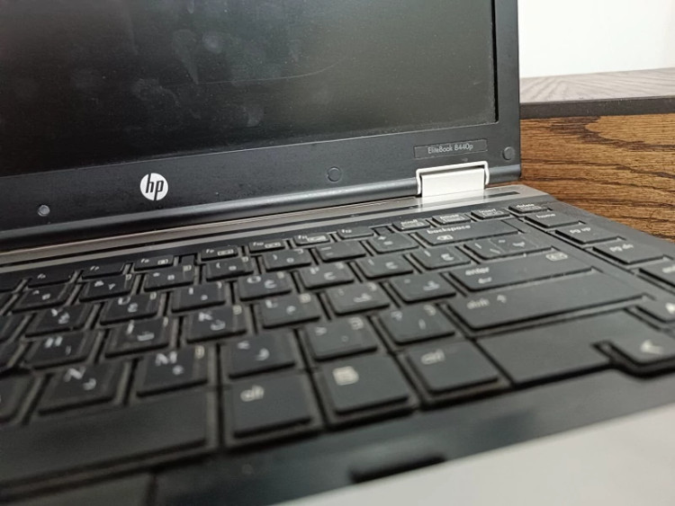 لپتاپ HP 8440p + نصب ویندوز رایگان