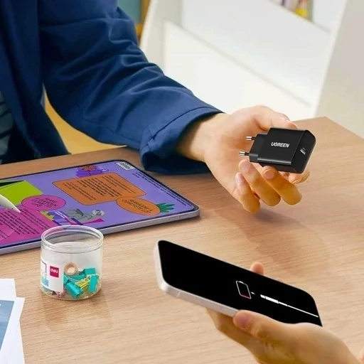 شارژر دیواری تایپ سی فست 20 وات یوگرین CD137 6045.