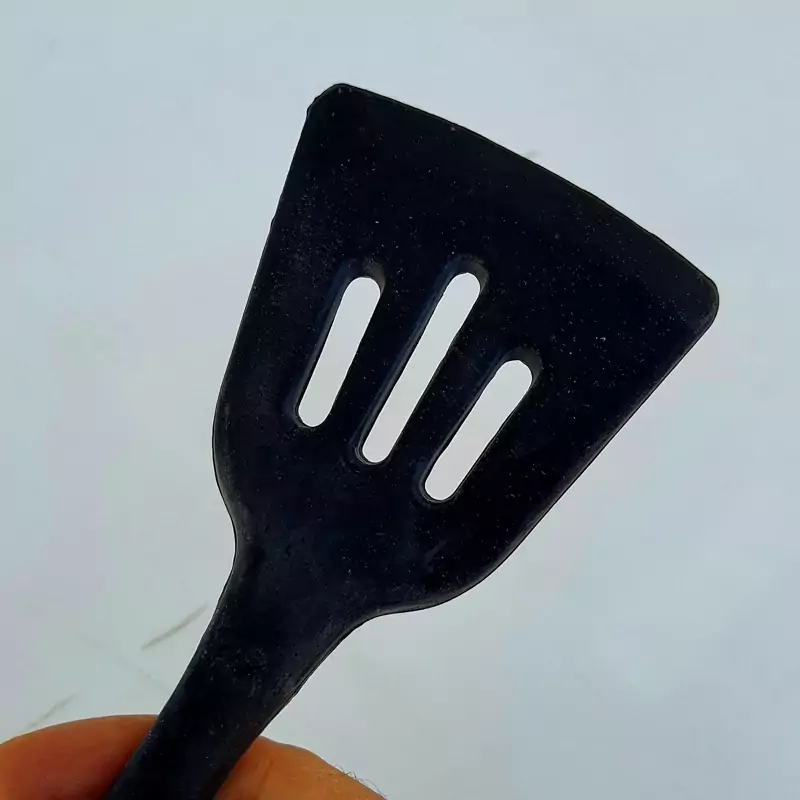 کفگیر سیلیکنی شیاردار DMT با ددسته چوبی