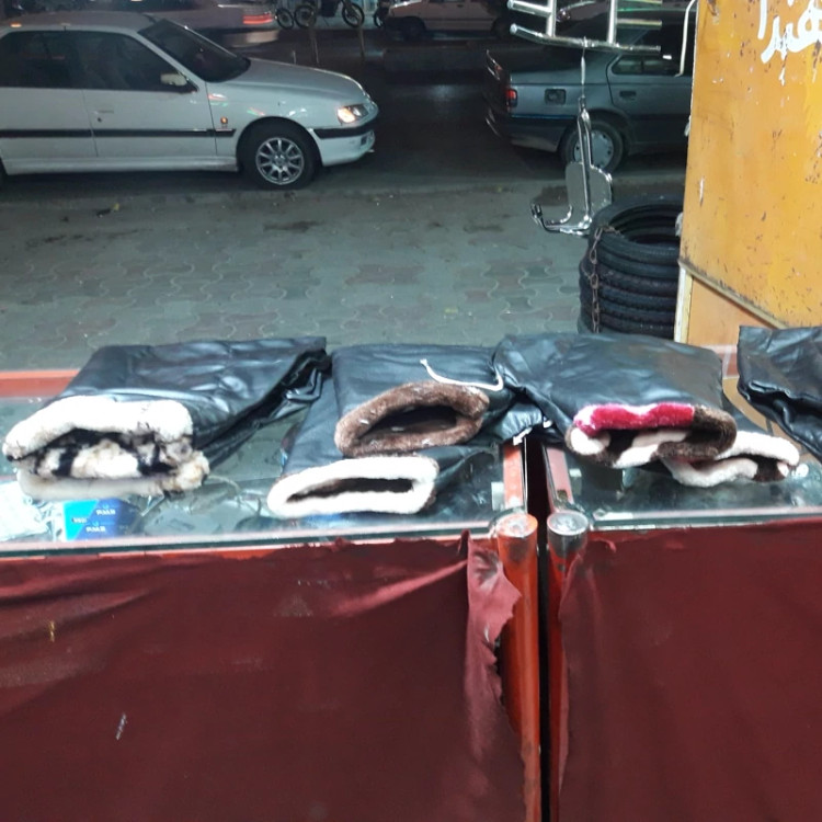 دستکش چرمی رو فرمان داخل پتو لبه دار