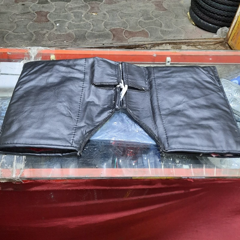 دستکش رو فرمانی چرمی داخل پتو