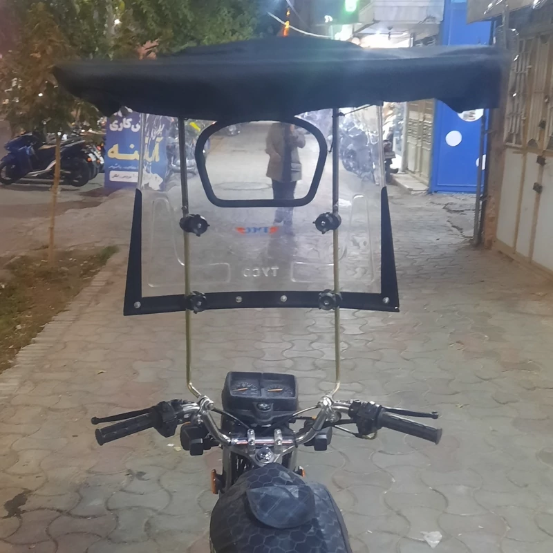 سایبان بالای سر روی طلق موتورسیکلت