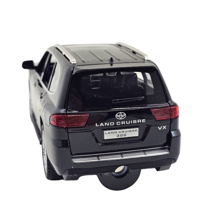 ماکت ماشین فلزی شاسیبلند تویوتا لندکروز ناب سل مدل land Cruiser VX با مقیاس 1:24، چراغ LED جلو و عقب، صدای موتور شبیهسازی شده، مکانیزم عقبکش، دربهای بازشونده از بغل و بالا، رینگ و تایر لاستیکی